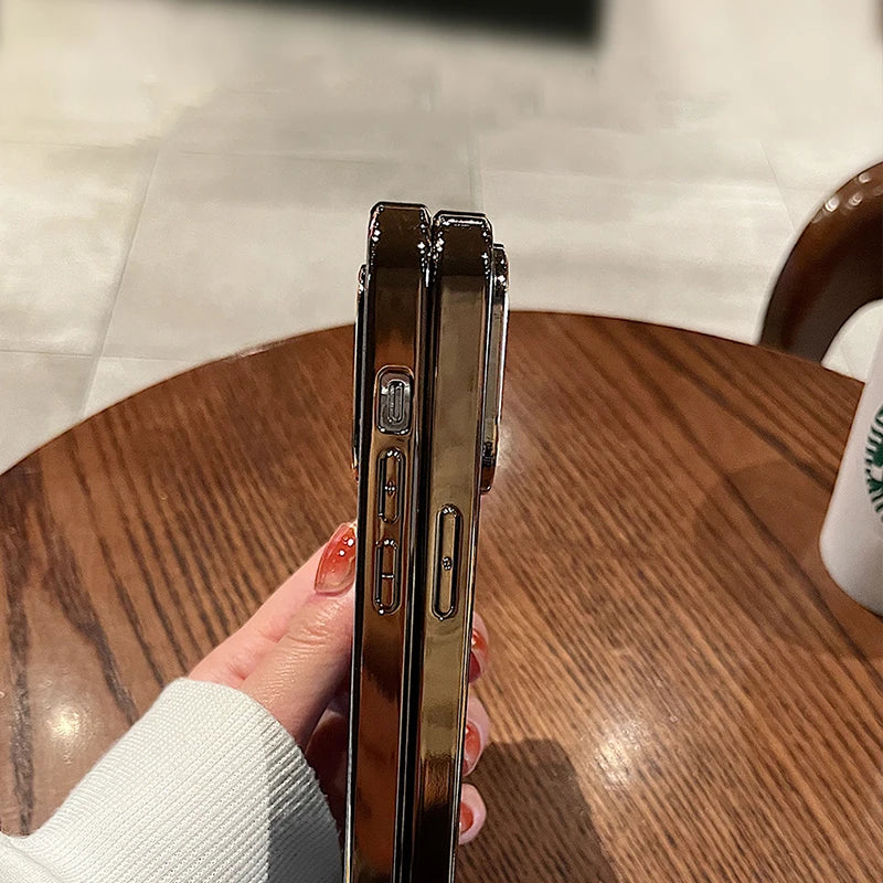 Étui Apple iPhone de luxe personnalisé | Noms, initiales, symboles et chiffres | Étui en cuir MagSafe avec protection d'appareil photo en or métallisé pour iPhone 13, 14, 15, Pro, Max, Plus