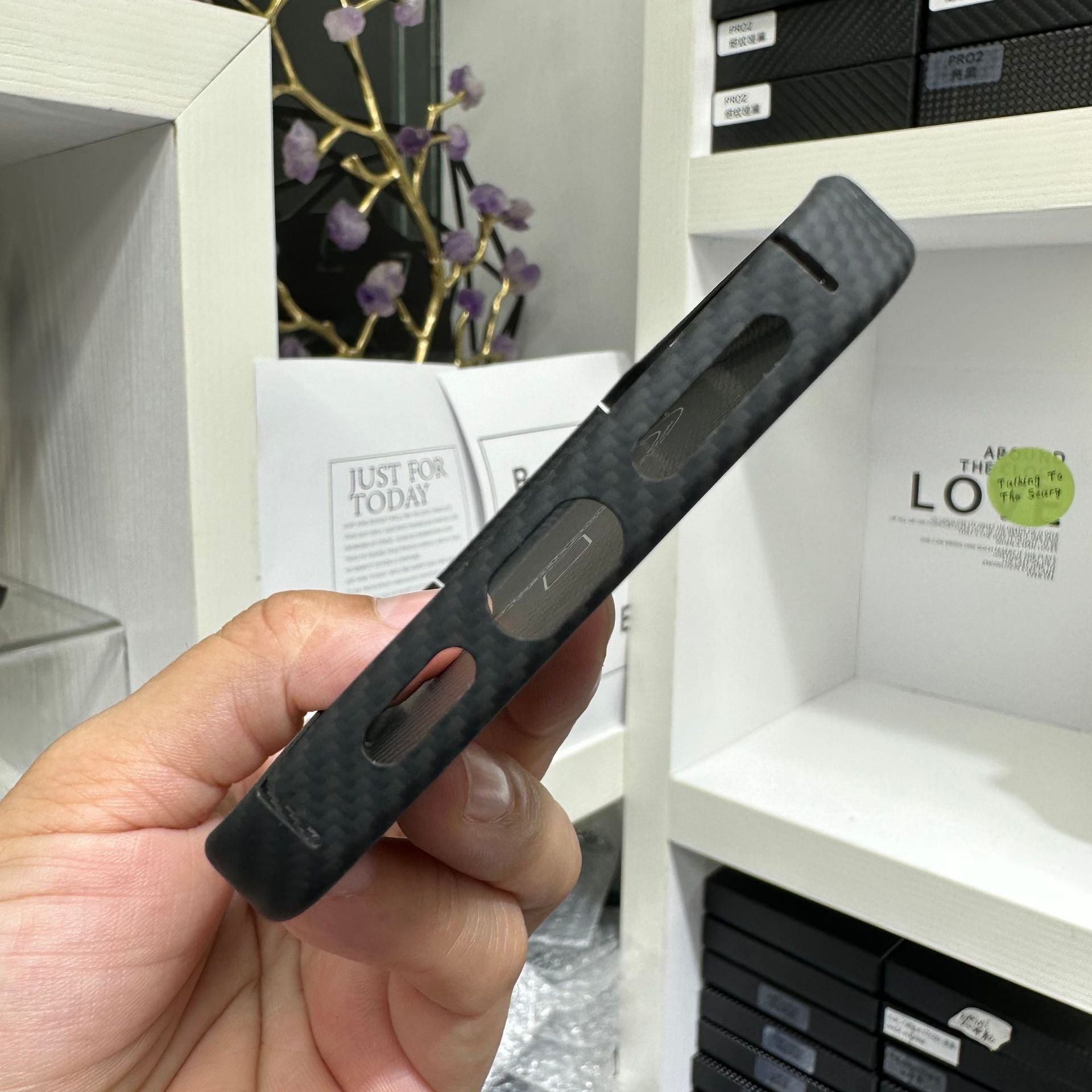 Premium Apple iPhone Hülle | MagSafe Kompatibel, Kameraobjektiv-Schutz, Displayschutz | Ultra Dünn, Stoßfest, Magnetisch, Rundum-Schutz Cover – Kohlefaser-Struktur, Weiches TPU, Leicht, Wasserdicht, Kratzfest, Anti-Fingerabdruck