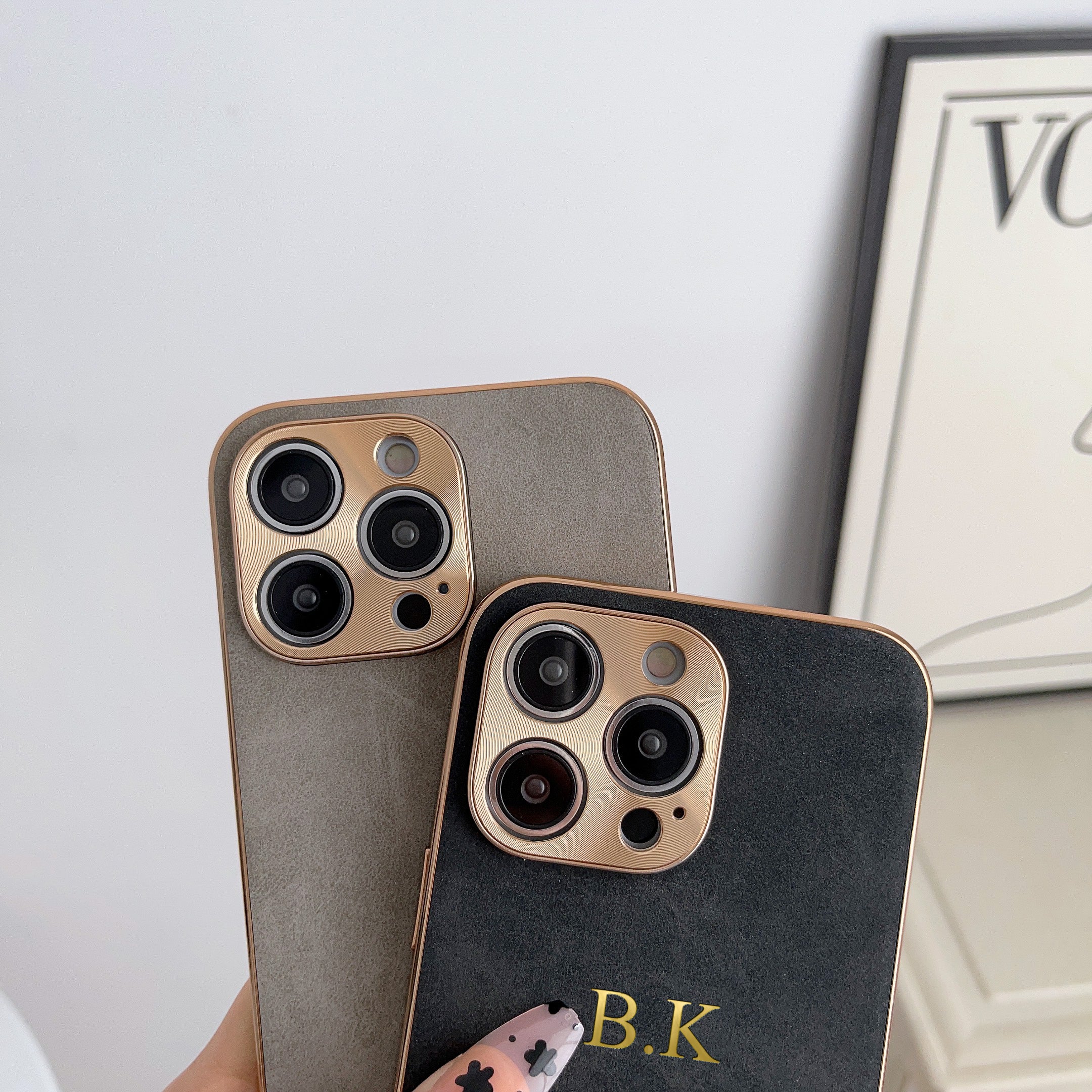 Étui Apple iPhone de luxe personnalisé | Noms, initiales, symboles et chiffres | Étui en cuir MagSafe avec protection d'appareil photo en or métallisé pour iPhone 13, 14, 15, Pro, Max, Plus