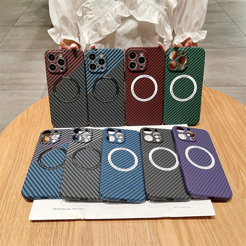 Coque iPhone de luxe ultra fine en fibre de carbone | Étui MagSafe avec protection complète et protection d'objectif d'appareil photo pour Apple iPhone 15/14/13/12 Pro Max, Plus, Mini Cover | Coque de téléphone antichoc avec poche blindée et pare-chocs