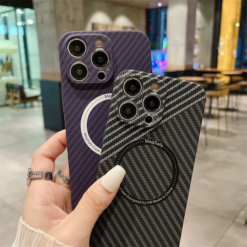 Coque iPhone de luxe ultra fine en fibre de carbone | Étui MagSafe avec protection complète et protection d'objectif d'appareil photo pour Apple iPhone 15/14/13/12 Pro Max, Plus, Mini Cover | Coque de téléphone antichoc avec poche blindée et pare-chocs