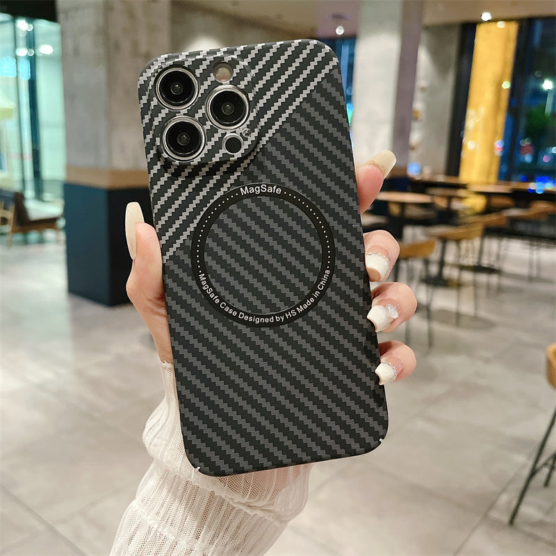 Coque iPhone de luxe ultra fine en fibre de carbone | Étui MagSafe avec protection complète et protection d'objectif d'appareil photo pour Apple iPhone 15/14/13/12 Pro Max, Plus, Mini Cover | Coque de téléphone antichoc avec poche blindée et pare-chocs