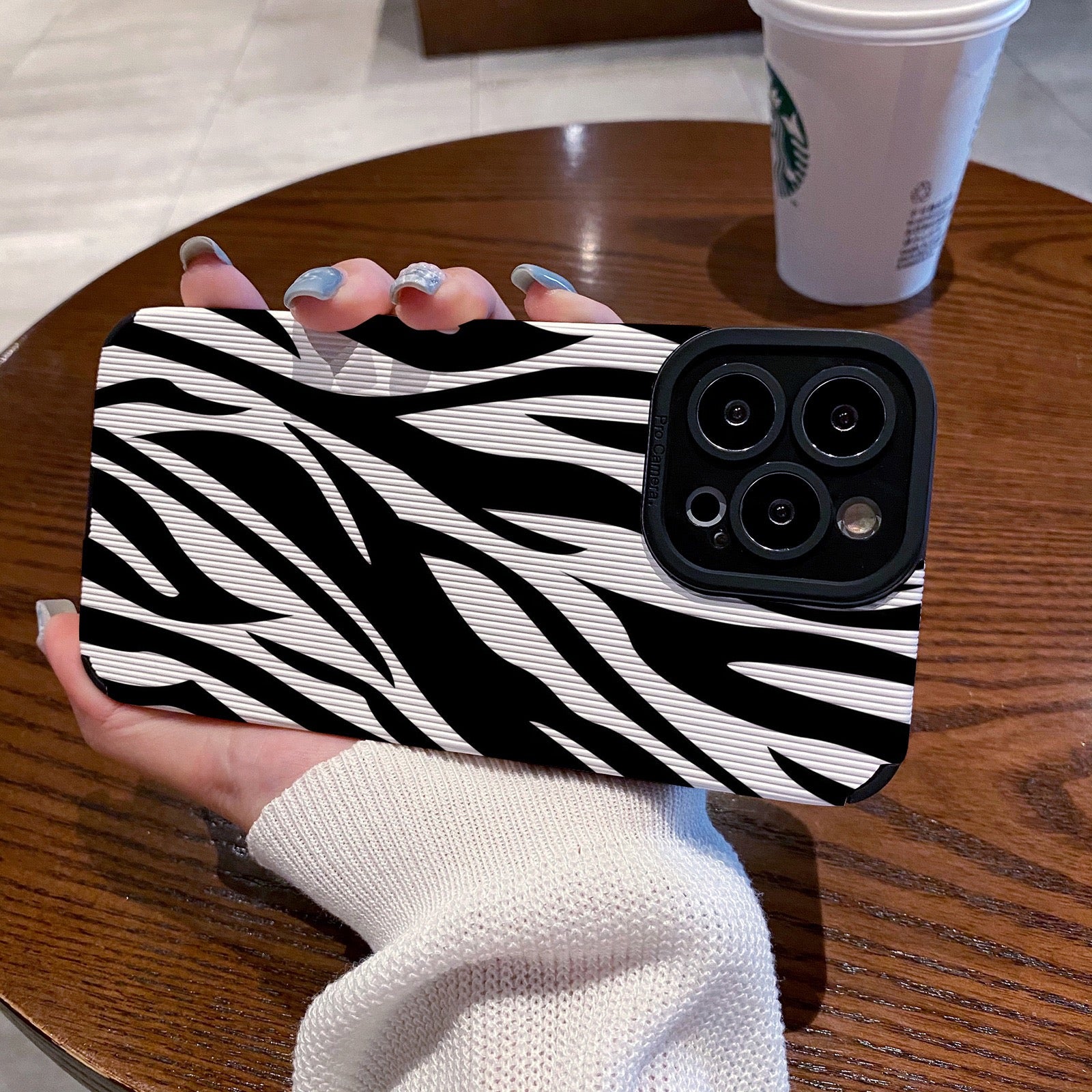 Coque iPhone ultra fine à rayures zébrées noires et blanches de luxe | Étui MagSafe avec housse de protection d’appareil photo pour Apple iPhone 15/14/13/12 Pro Max Plus | Coque blindée, coque de téléphone antichoc | Étui souple en silicone