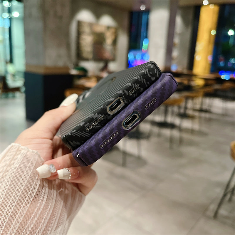 Coque iPhone de luxe ultra fine en fibre de carbone | Étui MagSafe avec protection complète et protection d'objectif d'appareil photo pour Apple iPhone 15/14/13/12 Pro Max, Plus, Mini Cover | Coque de téléphone antichoc avec poche blindée et pare-chocs