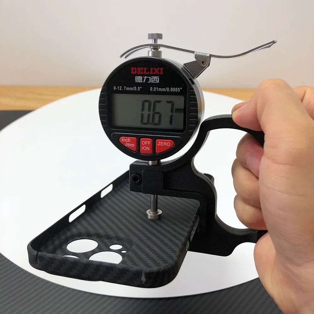 Premium Apple iPhone Hülle | MagSafe Kompatibel, Kameraobjektiv-Schutz, Displayschutz | Ultra Dünn, Stoßfest, Magnetisch, Rundum-Schutz Cover – Kohlefaser-Struktur, Weiches TPU, Leicht, Wasserdicht, Kratzfest, Anti-Fingerabdruck