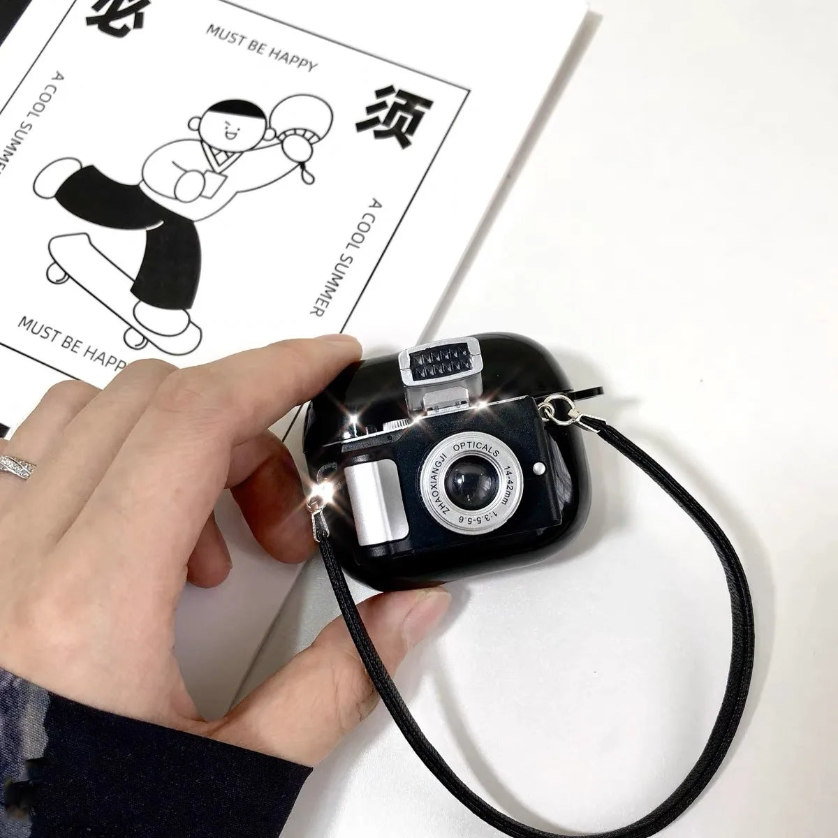 Étui pour écouteurs au design rétro de qualité supérieure avec flash lumineux pour Apple AirPods 1, 2, 3 et Pro : étui de protection en silicone souple avec sangle – Étui élégant et protecteur pour AirPods de 3e génération