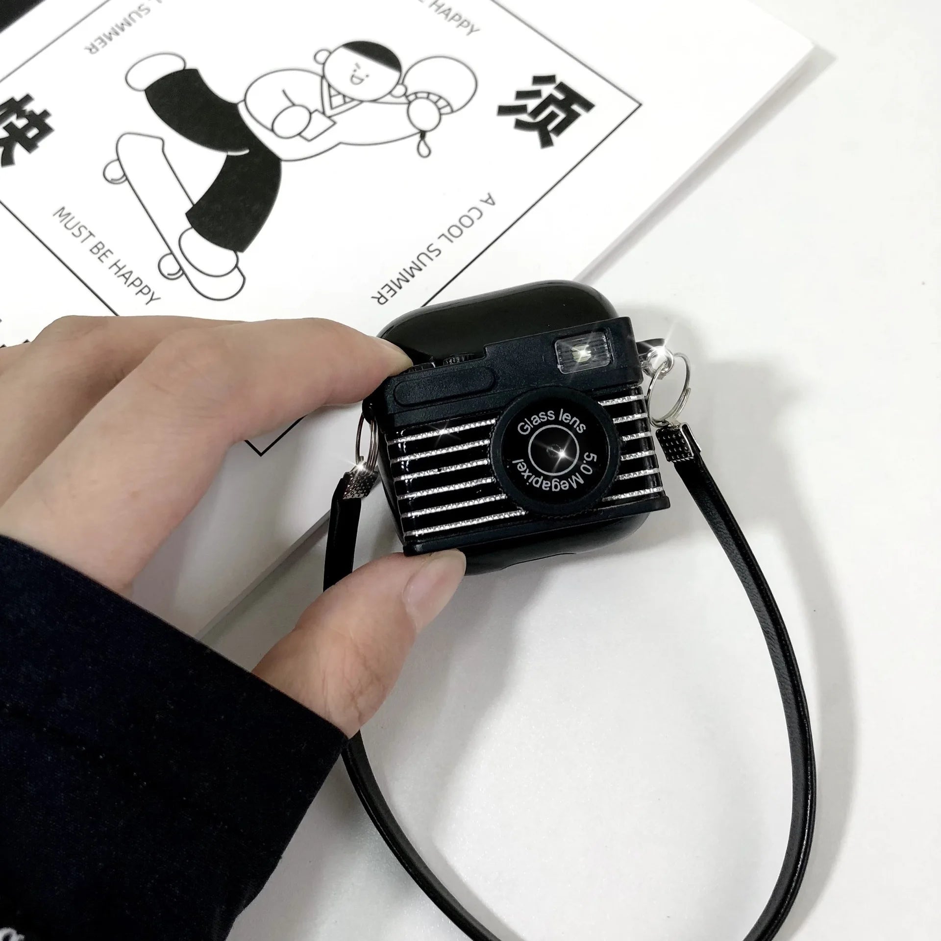 Étui pour écouteurs au design rétro de qualité supérieure avec flash lumineux pour Apple AirPods 1, 2, 3 et Pro : étui de protection en silicone souple avec sangle – Étui élégant et protecteur pour AirPods de 3e génération